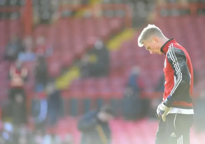 Framed Print : Bristol City FC: Simon Moore Readies for Kick-off Against Carlisle United (01-02-2014)