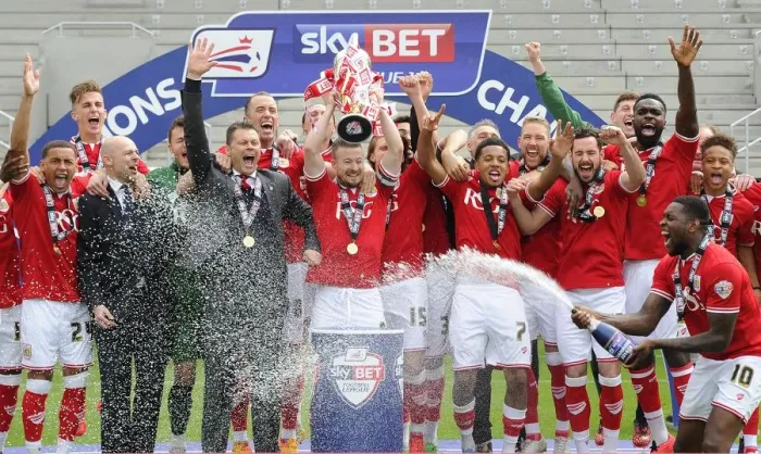 Framed Print : Bristol City FC: Sky Bet League One Champions 2015 - Lifting the Trophy Framed Print : Bristol City FC: Sky Bet League One Champions 2015 - Lifting the Trophy