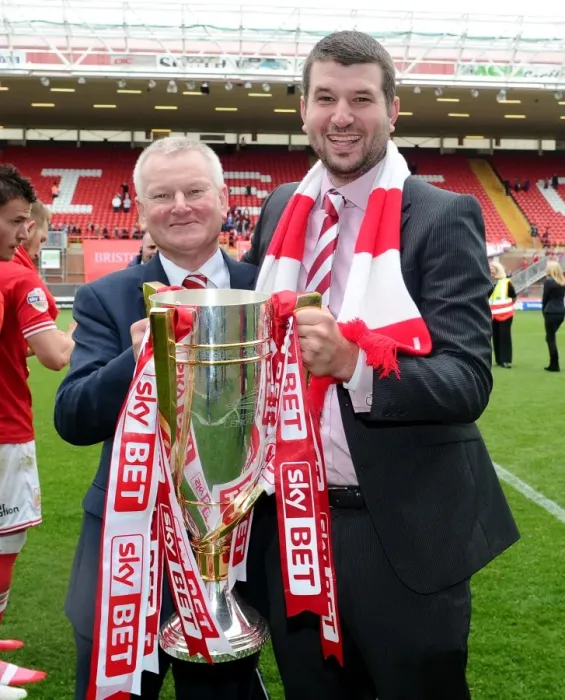 Framed Print : Bristol City FC: Steve and Jon Lansdown Hold the Sky Bet League One Trophy (03.05.2015) Framed Print : Bristol City FC: Steve and Jon Lansdown Hold the Sky Bet League One Trophy (03.05.2015)