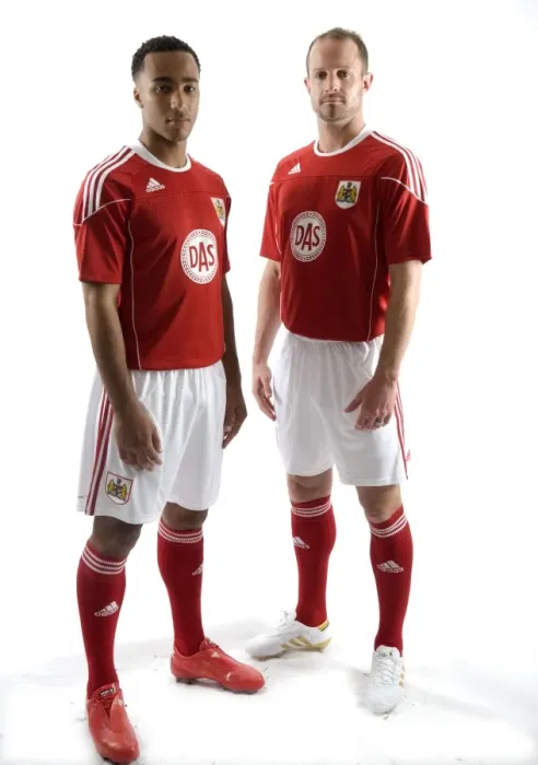 Framed Print : Bristol City First Team: 09-10 - A Fresh Start with New Kit Framed Print : Bristol City First Team: 09-10 - A Fresh Start with New Kit