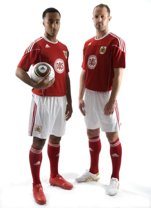 Framed Print : Bristol City First Team: 09-10 New Kit - A Fresh Look for the Robins Framed Print : Bristol City First Team: 09-10 New Kit - A Fresh Look for the Robins
