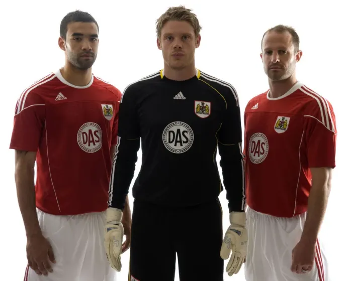 Framed Print : Bristol City First Team: 09-10 New Kit - A Fresh Look for the Robins