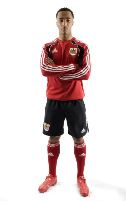 Framed Print : Bristol City First Team: 09-10 New Kit Unveiled