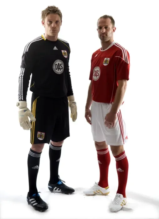 Framed Print : Bristol City First Team: 09-10 Season New Kit