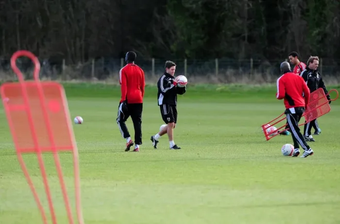 Framed Print : Bristol City First Team: Kicking Off Season 10-11 Training (January 2011) Framed Print : Bristol City First Team: Kicking Off Season 10-11 Training (January 2011)