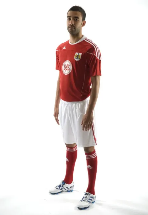 Framed Print : Bristol City First Team New Kit 09-10: A Fresh Look for the Robins