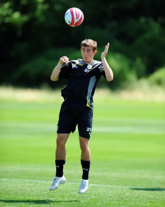 Framed Print : Bristol City First Team: Pre-Season Training 09-10 - Gearing Up for the New Season Framed Print : Bristol City First Team: Pre-Season Training 09-10 - Gearing Up for the New Season