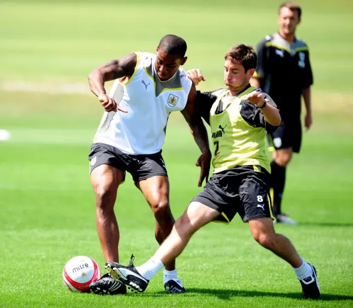 Framed Print : Bristol City First Team: Pre-Season Training 09-10 - Gearing Up for the New Season Framed Print : Bristol City First Team: Pre-Season Training 09-10 - Gearing Up for the New Season