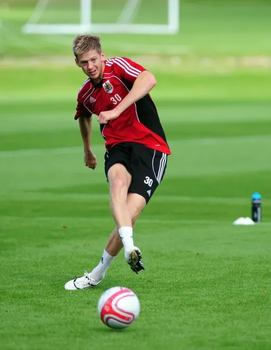 Framed Print : Bristol City First Team: Preparing for the 2010-11 Season - September Training Session Framed Print : Bristol City First Team: Preparing for the 2010-11 Season - September Training Session
