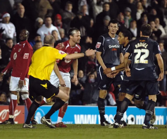 Framed Print : Bristol City First Team: Season 08-09: Bristol City V Swansea City Framed Print : Bristol City First Team: Season 08-09: Bristol City V Swansea City