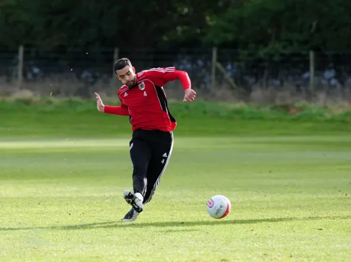 Framed Print : Bristol City First Team: Training Kick-Off - Season 10-11 (January 1, 2011) Framed Print : Bristol City First Team: Training Kick-Off - Season 10-11 (January 1, 2011)