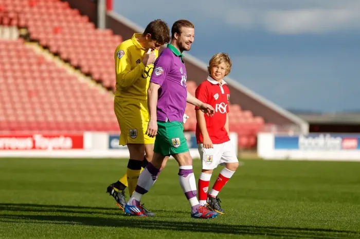 Framed Print : Bristol City Football Club: Frank Fielding and Wade Elliott Leading the Team Out at Oakwell Stadium against Barnsley, 25th October 2014 Framed Print : Bristol City Football Club: Frank Fielding and Wade Elliott Leading the Team Out at Oakwell Stadium against Barnsley, 25th October 2014