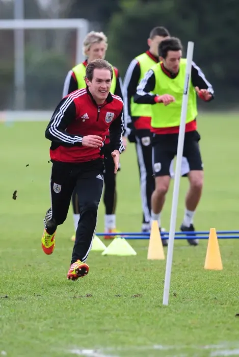 Framed Print : Bristol City Football Club: Neil Kilkenny in Training Framed Print : Bristol City Football Club: Neil Kilkenny in Training