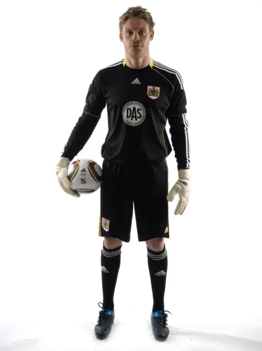 Framed Print : Bristol City Football Star Jordan Ranklin Unveils New Basketball Kits for Bristol Academy Flyers at SGS Wise Campus Framed Print : Bristol City Football Star Jordan Ranklin Unveils New Basketball Kits for Bristol Academy Flyers at SGS Wise Campus