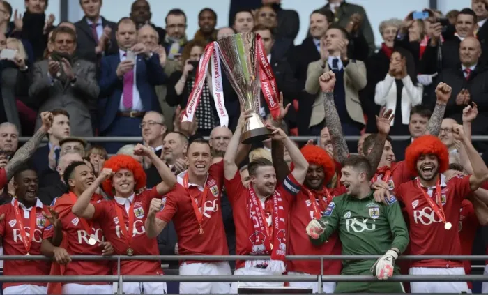Framed Print : Bristol City Footballers Celebrate Johnstone's Paint Trophy Victory with Aaron Wilbraham and Wade Elliott (2015)