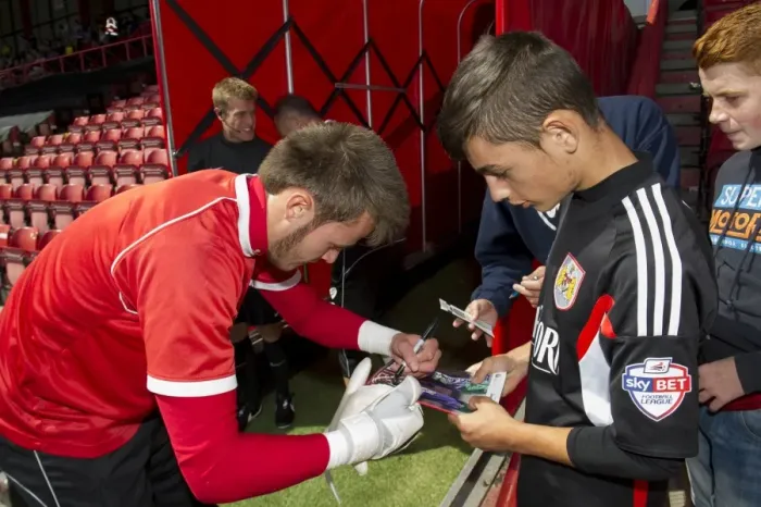 Framed Print : Bristol City Goalkeeper Dave Richards Signing Autographs at Ashton Gate