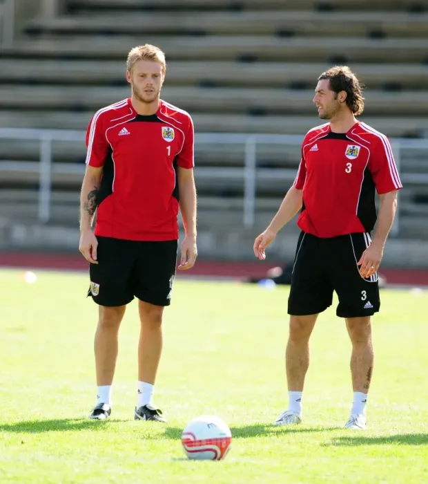 Framed Print : Bristol City Goalkeeper, Dean Gerken and Bristol Citys Jamie McAllister