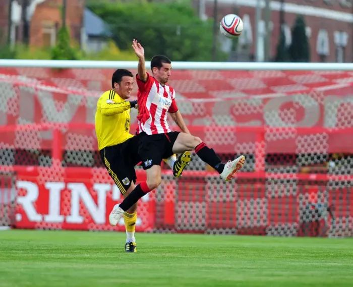 Framed Print : Bristol City Goalkeeper, Stephen Henderson clears the ball under pressure Framed Print : Bristol City Goalkeeper, Stephen Henderson clears the ball under pressure
