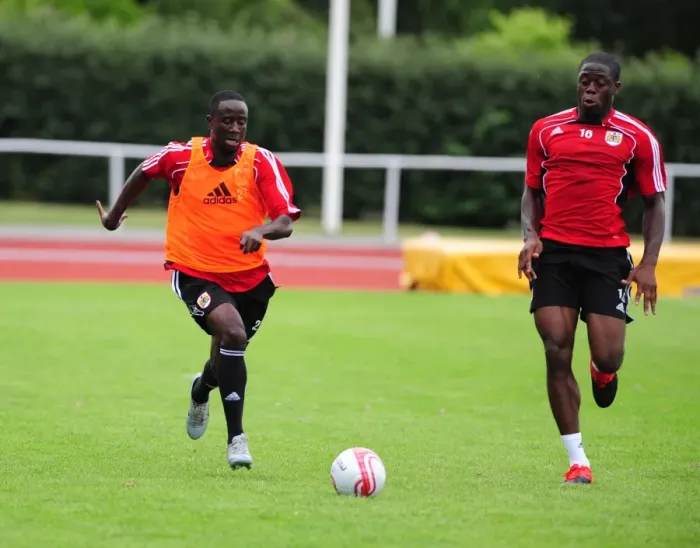 Framed Print : Bristol City: Intense Training Moment - Albert Adomah and John Akinde Compete for the Ball