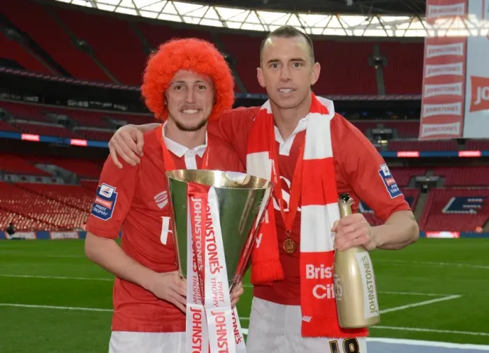 Framed Print : Bristol City: Johnstone Paint Trophy Victory Celebration at Wembley Stadium