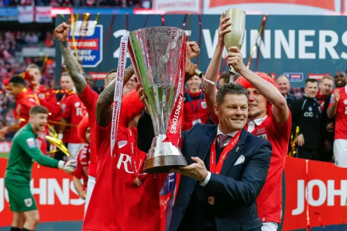 Framed Print : Bristol City Lift Johnstones Paint Trophy: Manager Steve Cotterill Celebrates with Mark Little and Luke Ayling