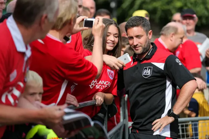 Framed Print : Bristol City Manager Lee Johnson at Craven Cottage: Pre-Match Selfies Framed Print : Bristol City Manager Lee Johnson at Craven Cottage: Pre-Match Selfies