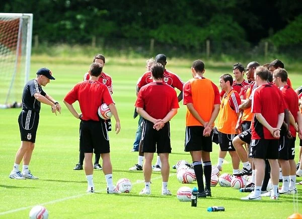 Bristol City Manager, Steve Coppell talks to the squad