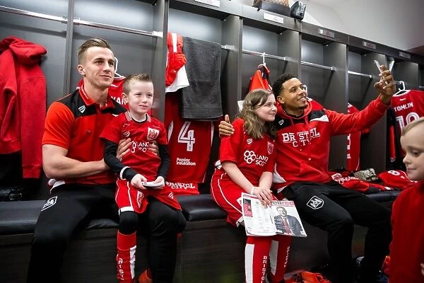 Bristol City: Mascots and Players Unite in the Dressing Room - Sky Bet EFL Championship (04 / 03 / 2017)