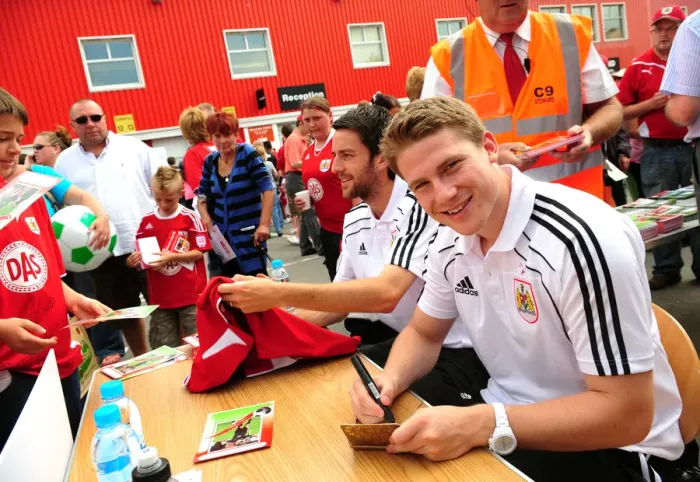 Framed Print : Bristol City Open Day 2010-11: A Behind-the-Scenes Look at the First Team's Season Framed Print : Bristol City Open Day 2010-11: A Behind-the-Scenes Look at the First Team's Season