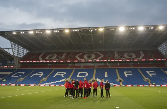 Framed Print : Bristol City Players Gear Up for Cardiff City Showdown at Cardiff Stadium, 14 / 10 / 2016