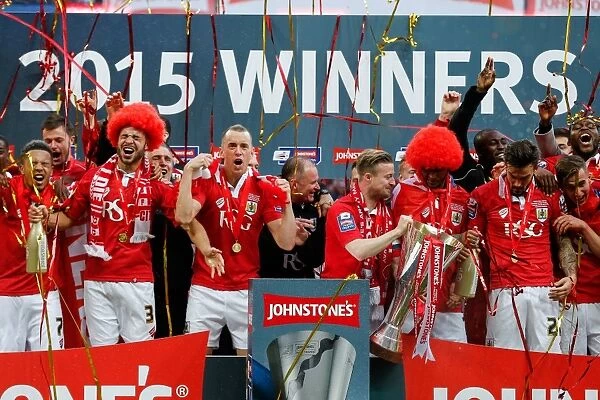 Bristol City players lift the Football League Trophy after thay win the match 2-0 - Photo mandatory by-line