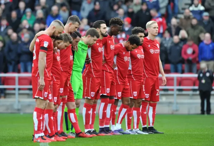 Framed Print : Bristol City Players Pay Tribute: A Moment of Silence During Bristol City v Ipswich Town (03 / 12 / 2016) Framed Print : Bristol City Players Pay Tribute: A Moment of Silence During Bristol City v Ipswich Town (03 / 12 / 2016)