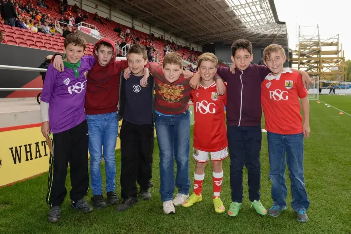 Framed Print : Bristol City Squad: Group Photo vs MK Dons (Sky Bet Championship, October 2015)