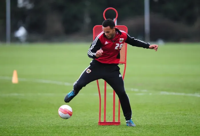 Framed Print : Bristol City: Training Session with Aaron Holland Framed Print : Bristol City: Training Session with Aaron Holland