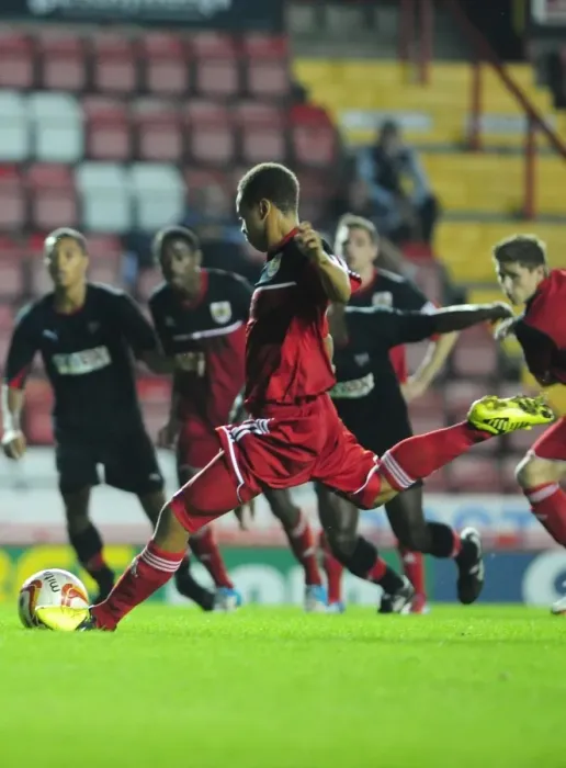 Framed Print : Bristol City U21s Bobby Reid Denied by Brentford U21s Richard Lee in Penalty Shootout