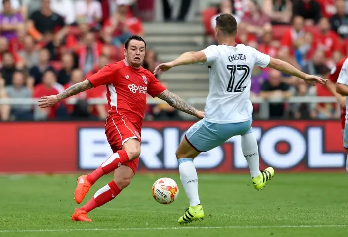 Framed Print : Bristol City vs Aston Villa: Intense Battle for Possession - Lee Tomlin vs James Chester