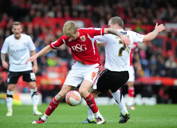Framed Print : Bristol City vs Barnsley: A Fierce Battle – Jon Stead vs Stephen Dawson