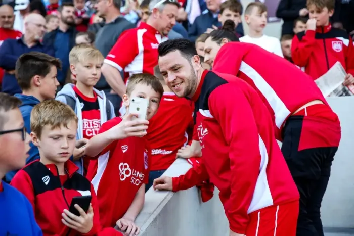 Framed Print : Bristol City vs Barnsley: Lee Tomlin in Action at Ashton Gate Stadium, Sky Bet Championship (April 2017) Framed Print : Bristol City vs Barnsley: Lee Tomlin in Action at Ashton Gate Stadium, Sky Bet Championship (April 2017)