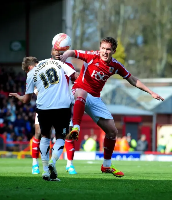 Framed Print : Bristol City vs Barnsley: Neil Kilkenny and Kallum Higginbotham Clash on the Pitch