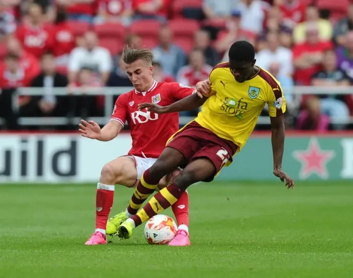 Framed Print : Bristol City vs Burnley: Joe Bryan vs Tendayi Darikwa in Intense Battle