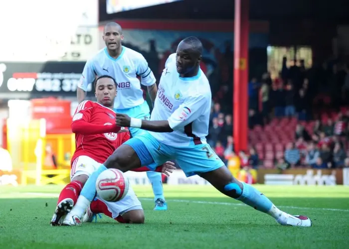 Framed Print : Bristol City vs Burnley: Nicky Maynard vs Andre Bikey Battle in the Championship (19-03-2011) Framed Print : Bristol City vs Burnley: Nicky Maynard vs Andre Bikey Battle in the Championship (19-03-2011)