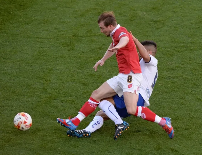 Framed Print : Bristol City vs Chesterfield: Wade Elliott vs Sam Morsy - Intense Battle on the Pitch