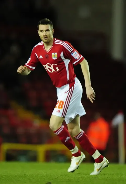 Framed Print : Bristol City vs Crystal Palace, 14-2-2012: Stephen McManus in Championship Action at Ashton Gate Stadium Framed Print : Bristol City vs Crystal Palace, 14-2-2012: Stephen McManus in Championship Action at Ashton Gate Stadium