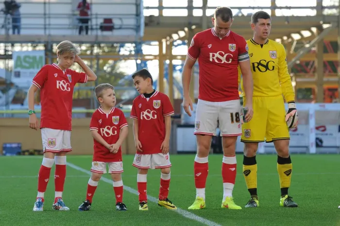 Framed Print : Bristol City vs Fulham: Clash at Ashton Gate, October 2015