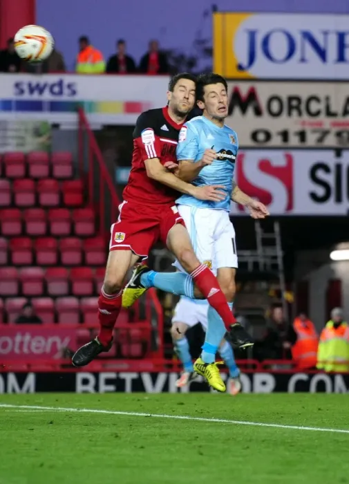 Framed Print : Bristol City vs Hull City: Cole Skuse vs Robert Koren - Championship Battle