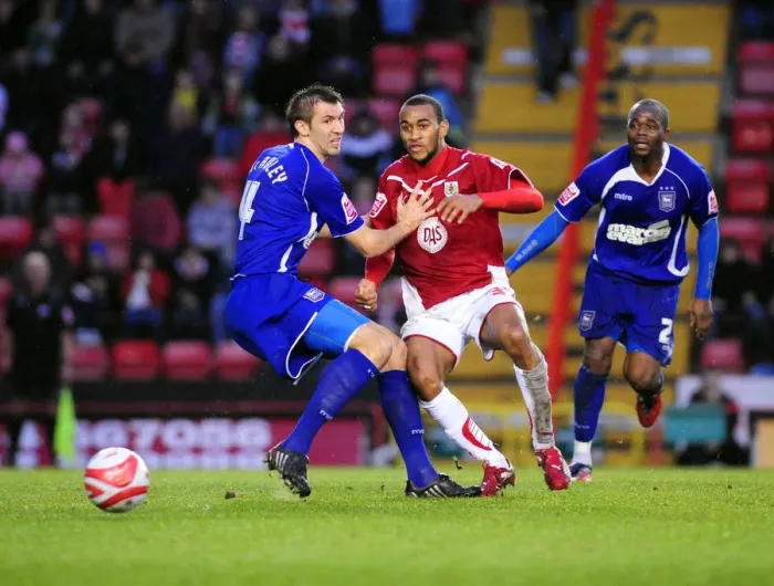 Framed Print : Bristol City vs Ipswich Town: 09-10 Football Showdown Framed Print : Bristol City vs Ipswich Town: 09-10 Football Showdown