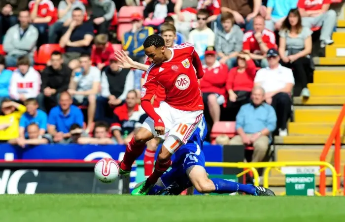 Framed Print : Bristol City vs Ipswich Town: Intense Battle Between Nicky Maynard and Gareth McAuley in the Championship Clash at Ashton Gate Stadium (16-04-2011)