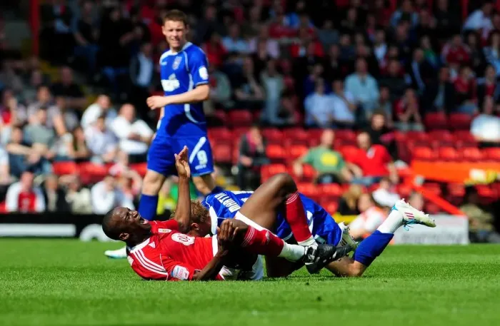Framed Print : Bristol City vs Ipswich Town: Lee Martin's Red Card to Kalifa Cisse (Championship, April 16, 2011) Framed Print : Bristol City vs Ipswich Town: Lee Martin's Red Card to Kalifa Cisse (Championship, April 16, 2011)