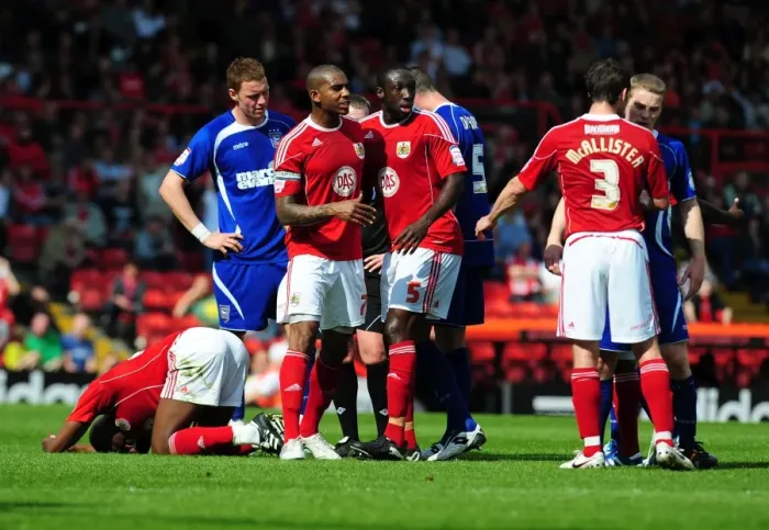 Framed Print : Bristol City vs Ipswich Town: Lee Martin's Red Card against Kalifa Cisse (Championship, April 16, 2011) Framed Print : Bristol City vs Ipswich Town: Lee Martin's Red Card against Kalifa Cisse (Championship, April 16, 2011)