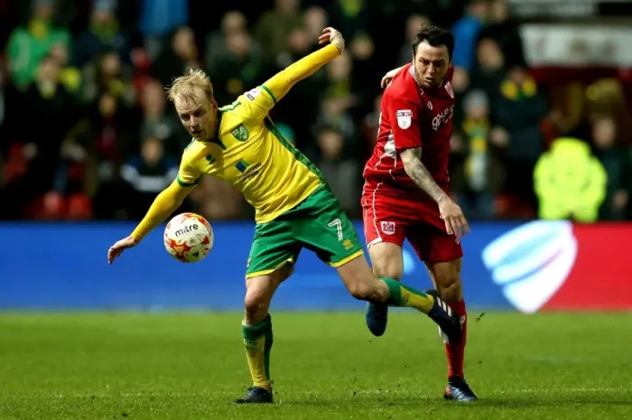 Framed Print : Bristol City vs. Norwich City: Lee Tomlin Challenges Steven Naismith